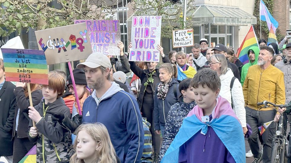 Nicht nur die queere Gemeinschaft selbst, sondern auch zahlreiche Unterstützer waren unter dem Motto „Straight against Hate“ mit unterwegs. Foto: Karin Böhmer