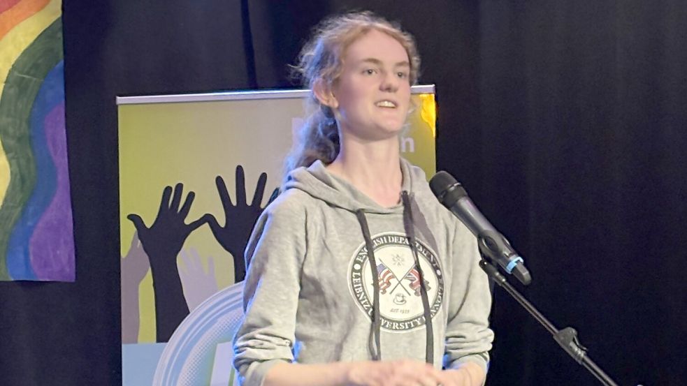Schülersprecherin Fenna Reus sagte, Sichtbarkeit sei politische Währung, um etwas zu verändern. Foto: Karin Böhmer