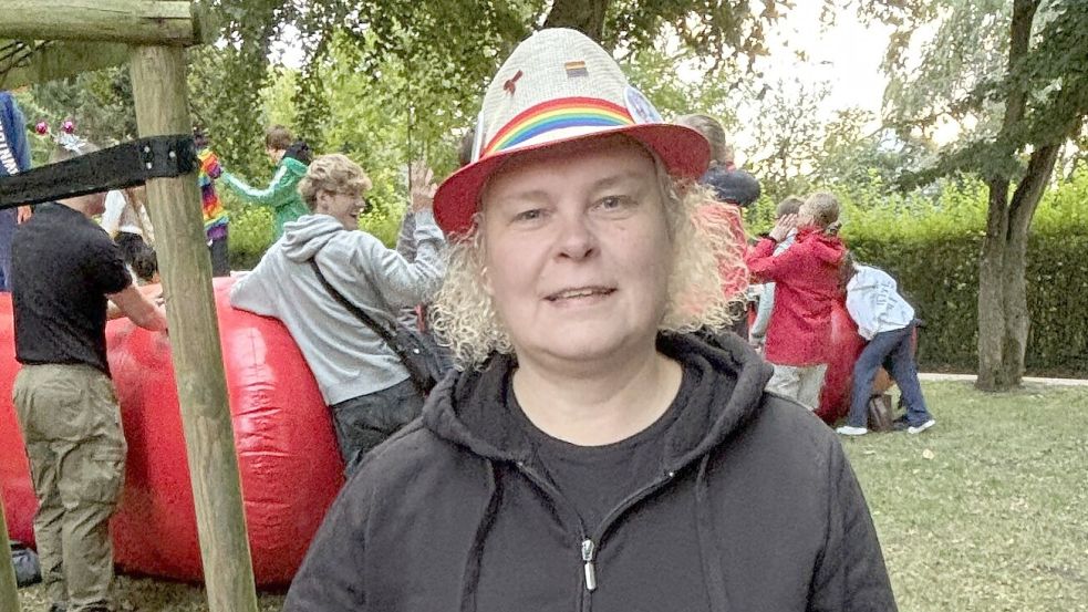 Heike Eiben aus Aurich war auch mit beim Norder Umzug. Sie warb dabei für die Auricher Queer-Gruppen. Foto: Karin Böhmer