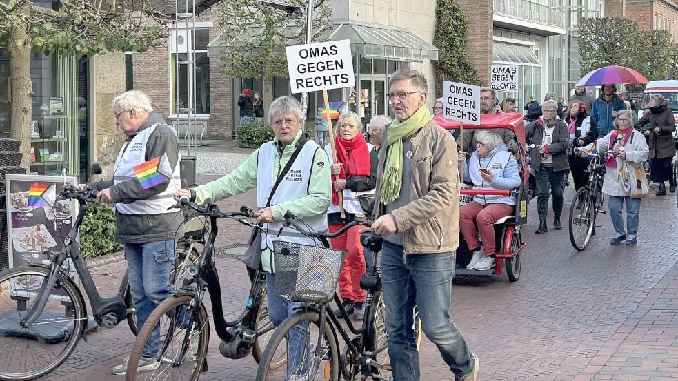 Unter anderem die Omas gegen rechts waren als Unterstützer mit von der Partie. Foto: Karin Böhmer