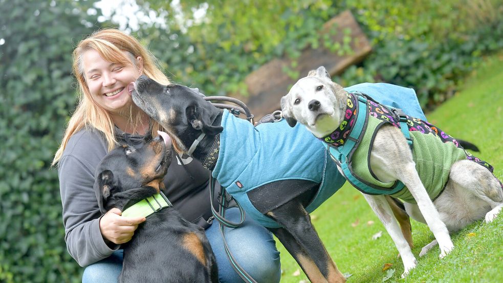 Ein feuchter Schlabber von ihrem Hund ist für Sabrina Driftmann wie ein Willkommensgruß.