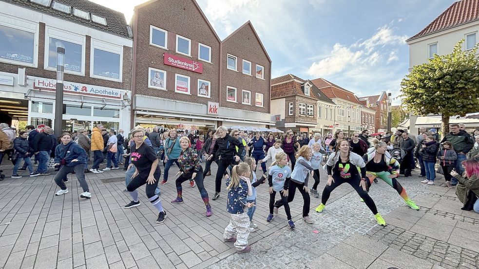 Einen Überraschungstanzauftritt gab es von Zumbatänzern auf dem Marktplatz.