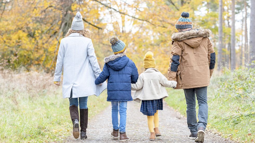 Die Herbstferien sind im Anmarsch: Wenn die Auszeit der Kinder zum Stress für Eltern wird, helfen diese zwei Tipps. Foto: imago/Westend61