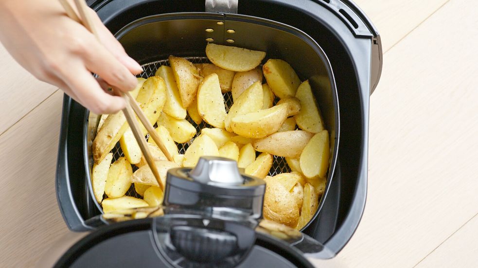 In einer Heißluftfritteuse lassen sich unterschiedliche Gerichte zubereiten: Oft bieten die Geräte auch eine Grill- und Dörrfunktion. Foto: IMAGO/Panthermedia