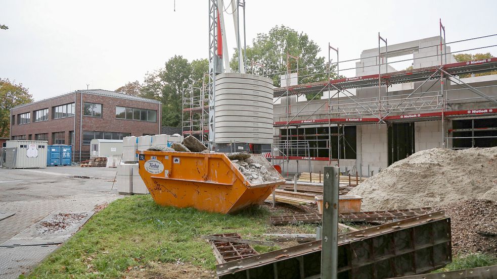 Der Erweiterungsbau der Realschule wächst bereits in die Höhe und schlägt im Haushalt im nächsten Jahr noch mit gut 1,6 Millionen Euro zu Buche. Foto: Romuald Banik