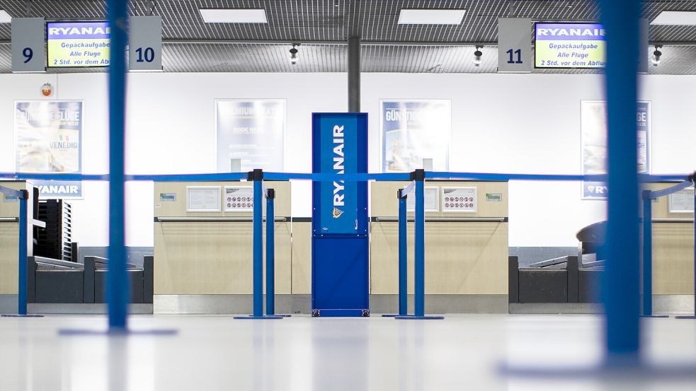 Soll es schon bald nicht mehr geben: Check-in-Schalter der Billigfluggesellschaft Ryanair. Foto: dpa/Marcel Kusch
