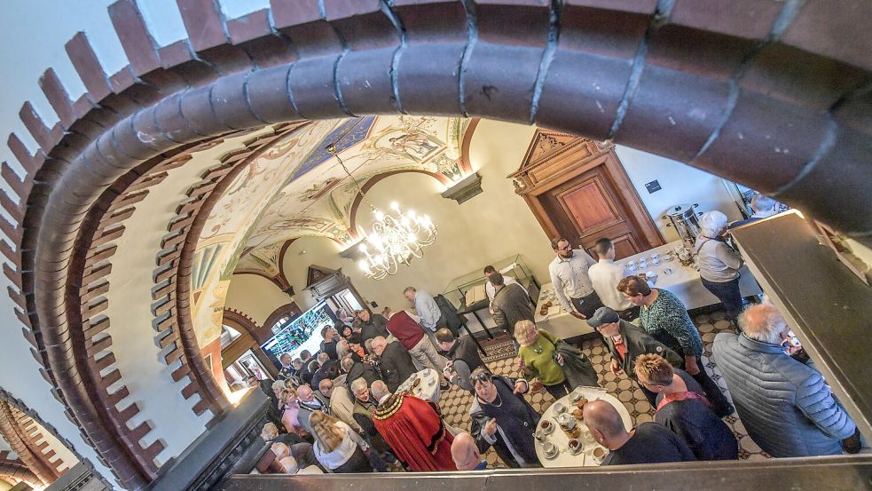 Die geladenen Gäste können sich morgens im historischen Rathaus mit Tee und Berlinern stärken. Man trifft sich. Foto: Ortgies