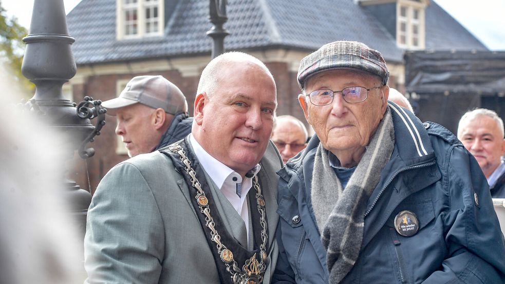 Bürgermeister Claus-Peter Horst hat den Holocaust-Überlebenden Albrecht Weinberg mit auf die Treppe gebeten. Foto: Ortgies