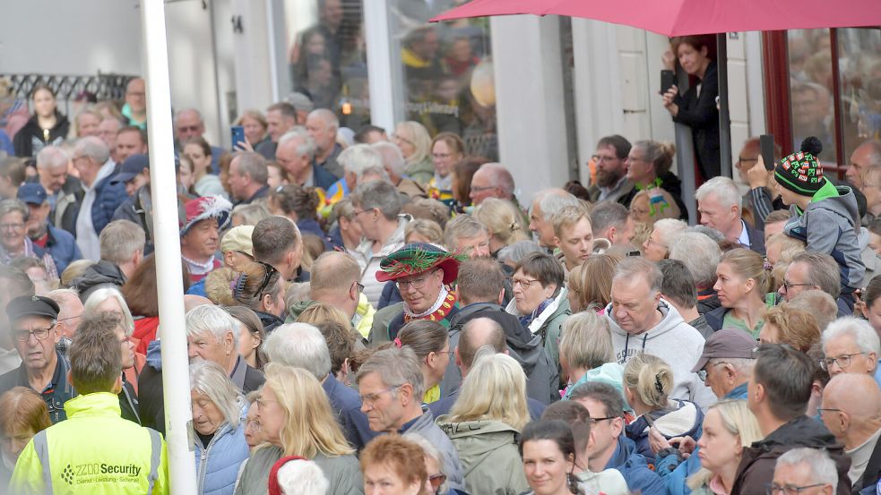 Tausende drängen sich in jedem Jahr vor der Rathaustreppe. Hier sind gerade die Herolde auf dem Weg zum Rathaus. Foto: Ortgies