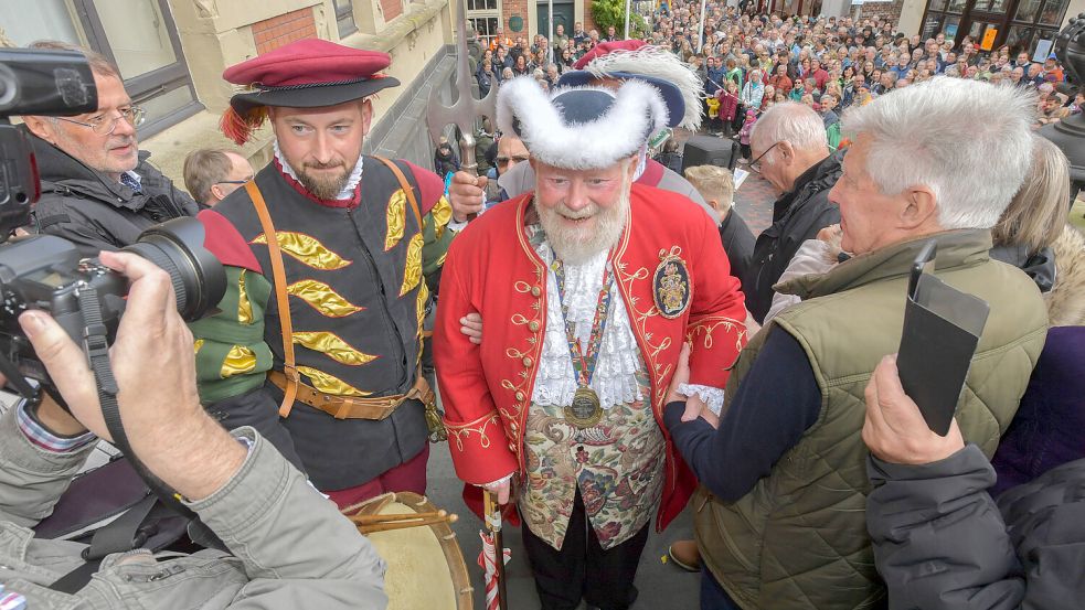 Wie immer mit Spannung erwartet: Towncrier Trevor Heeks aus der Partnerstadt Trowbridge in England, er wird hier von Herold Michael Alsdorf begleitet. Foto: Ortgies