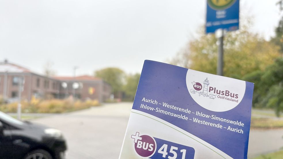 Blick auf den Fahrplan für den Plus-Bus mit der neuen Haltestelle Rathaus in Ihlow. Foto: Christin Wetzel
