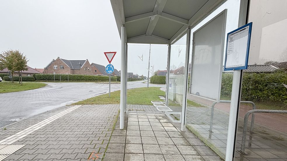 Die Haltestelle am Kreisverkehr in der Bangsteder Kirchstraße wird nicht vom Plus-Bus angefahren. Der Ihlowerfehntjer Ortsbürgermeister Onno Köllmann wünscht sich aber hier einen Anschluss. Foto: Christin Wetzel