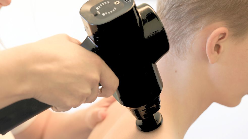 Massagepistolen werden bei Verspannungen und Muskelkater verwendet: Doch gerade im Nackenbereich können sie gefährlich sein. Foto: IMAGO/Fotostand/Freitag