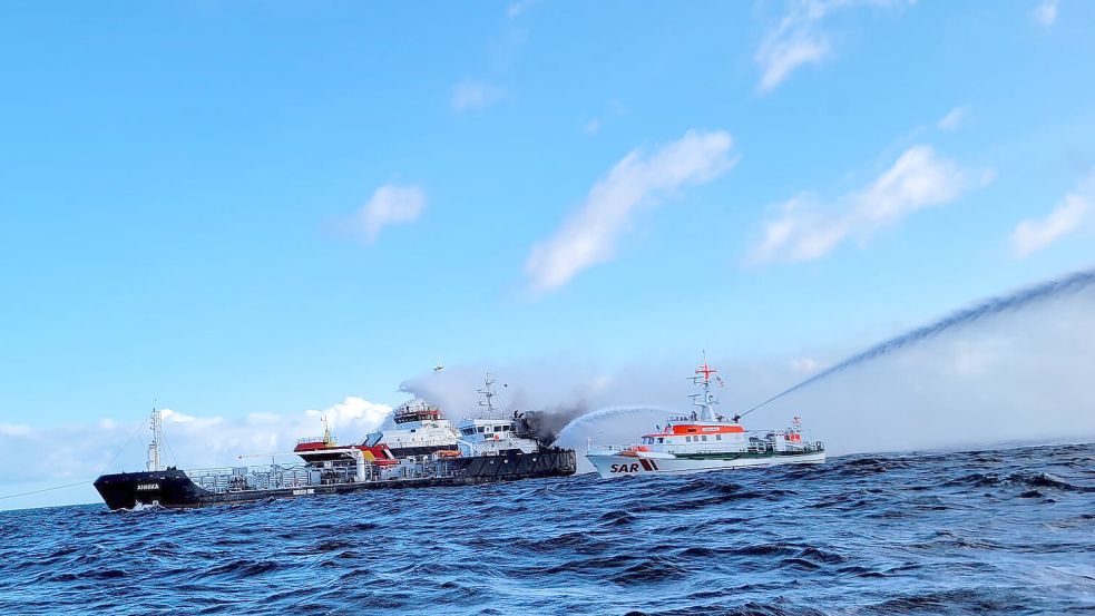 Löscharbeiten am brennenden Öltanker „Annika“ vor Kühlungsborn. Foto: -/Die Seenotretter - DGzRS/dpa