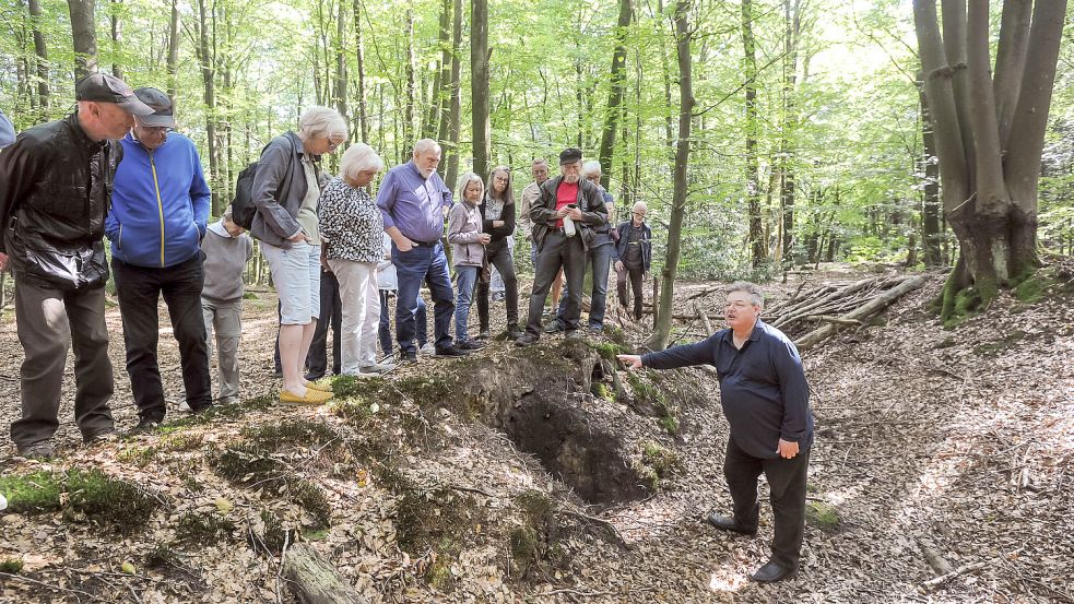 Gunnar Ott (rechts) erläuterte bei einem Spaziergang entlang der Panzergraben-Überreste die Funktionsweise der Verteidigungsanlage. Foto: Stephan Friedrichs