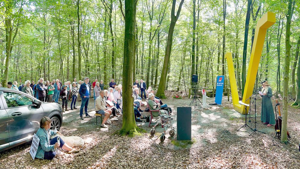 Rund 60 Besucher gedachten am Panzergrabenmahnmal im Sandhorster Wald des Ausbruchs des Zweiten Weltkriegs vor 85 Jahren. Foto: Stephan Friedrichs