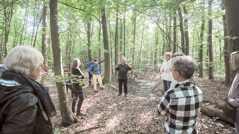 Etliche Besucher folgten neugierig dem noch sehr gut sichtbaren Verlauf des Panzergrabens im Bereich des Mahnmals. Foto: Stephan Friedrichs