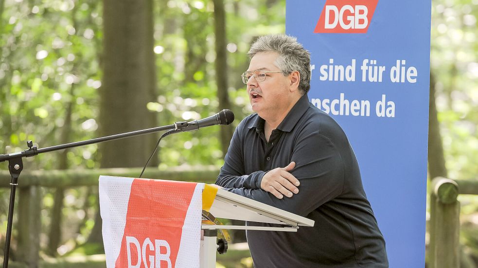 Gunnar Ott, der sich intensiv mit der Geschichte der Zwangsarbeitslager in Tannenhausen und dem Panzergraben befasst hat, mahnte die Zuhörer, sich offen gegen rechtsextremistische Positionen zu stellen. Foto: Stephan Friedrichs