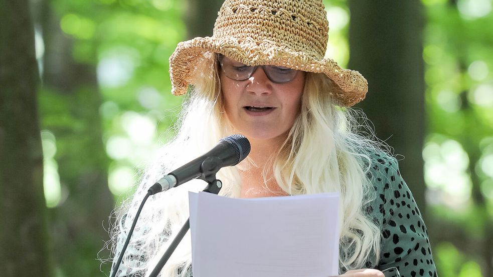 Poetry-Slammerin Rena Riekena trug das Gedicht einer jungen Frau vor, die das Leben ihres Urgroßvaters mit dem der fast auf den Tag genau gleich alten Anne Frank verglich. Foto: Stephan Friedrichs
