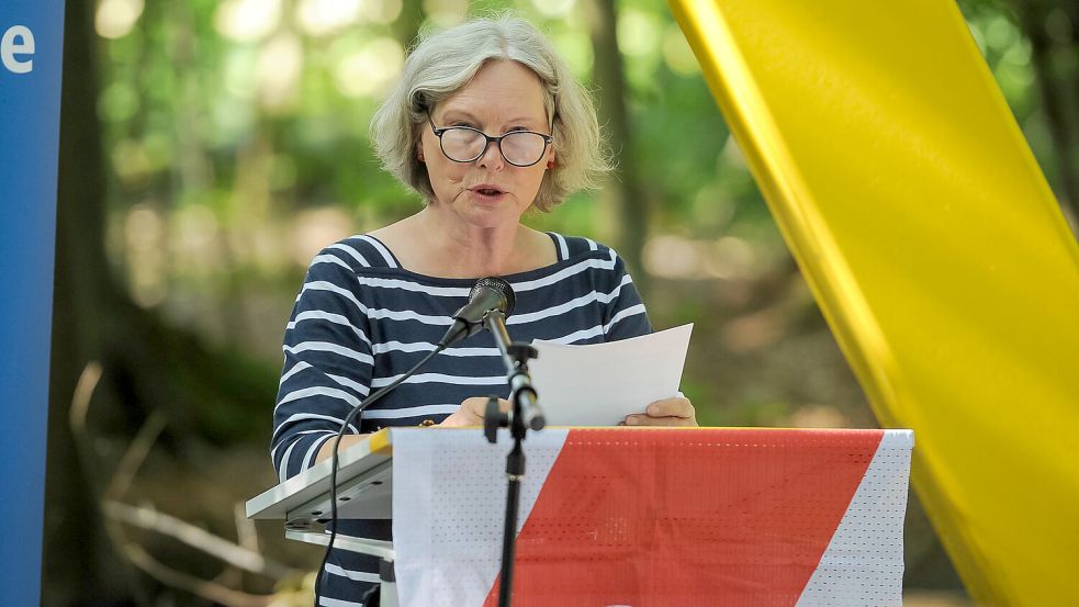 Hilke Osterwald vom Verein Gedenkstätte Engerhafe mahnte ebenfalls. Foto: Stephan Friedrichs