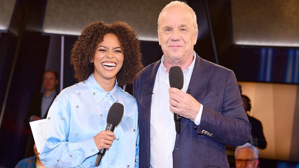 Die Moderatoren der NDR Talk Show: Aminata Belli und Hubertus Meyer-Burckhardt. Foto: IMAGO/APress