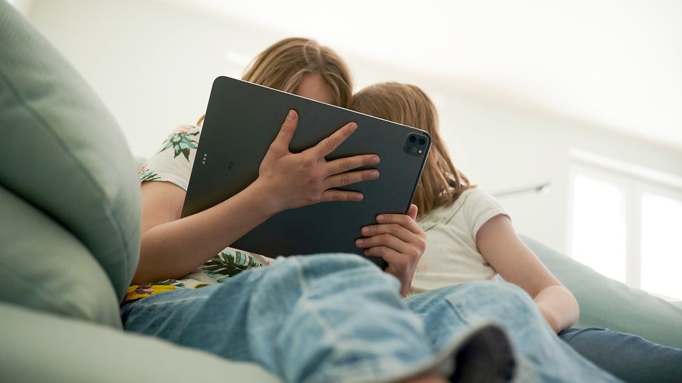 Handy und Tablet gehören auch für Grundschüler längst zum Alltag. Doch über die Gefahren sind Kinder und auch Eltern sich häufig nicht im Klaren, sagt Schulsozialarbeiterin Tina Hoppe. Foto: dpa/Annette Riedl