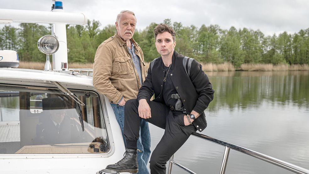 Kriminalkommissar Vincent Ross (André Kaczmarczyk, re.) und Kriminalkommissar Karl Rogov (Frank Leo Schröder, li.) ermitteln gemeinsam mit den Kollegen von der Wasserschutzpolizei in der Umgebung von Eberswalde im neuen „Polizeiruf 110: Wasserwege“, den das Erste am Sonntag, dem 13. Oktober um 20.15 Uhr zeigt. Foto: © rbb/Christoph Assmann