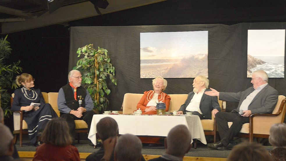Eingerahmt von den Bühnenleitern Hilke Peters-Eilerts und Johann Mühlenbrock plaudern Albert Janssen (von links), Edda Dedekind und Wilhelm Arends bei einem Köppke Tee über ihren jahrzehntelangen Beitrag zur plattdeutschen Theatergeschichte Aurichs. Foto: Gerd-D. Gauger