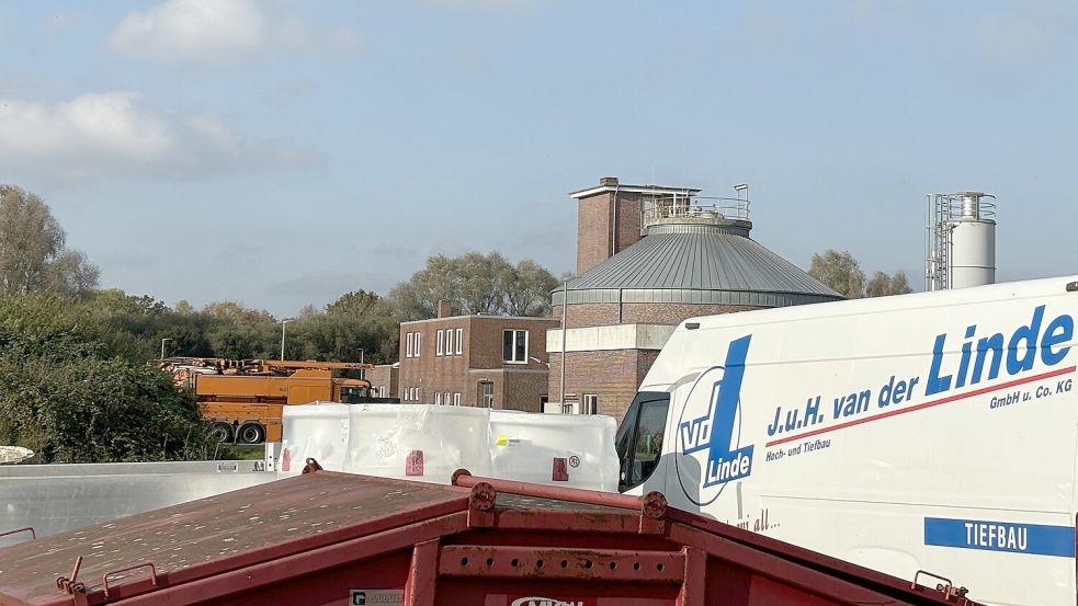 Seit Jahren ist das Klärwerk in Haxtum eine Baustelle. Der Bau eines zweiten Faulturms steigert das Energiepotenzial der Anlage bald erheblich. Foto: Lasse Paulsen