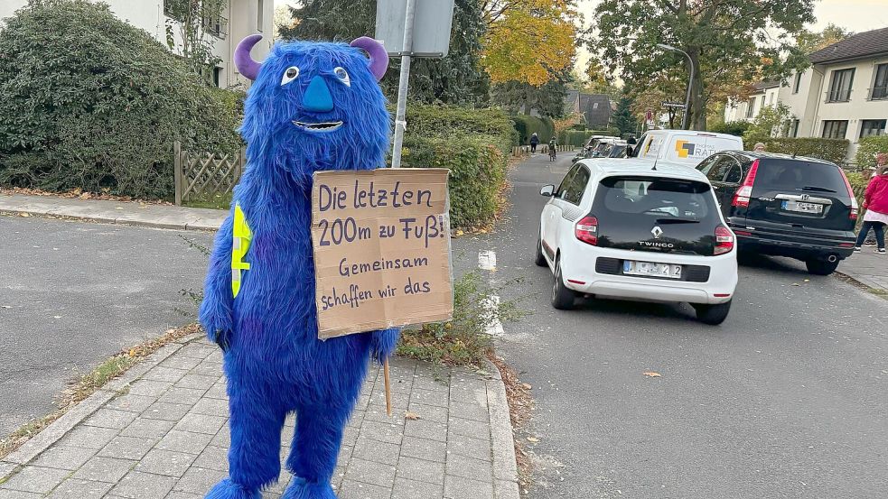 Als „Verkehrsmaskottchen“ versucht Karmen Albrecht Elterntaxis von der Grundschule Wesperloh fernzuhalten. Foto: Ankea Janßen