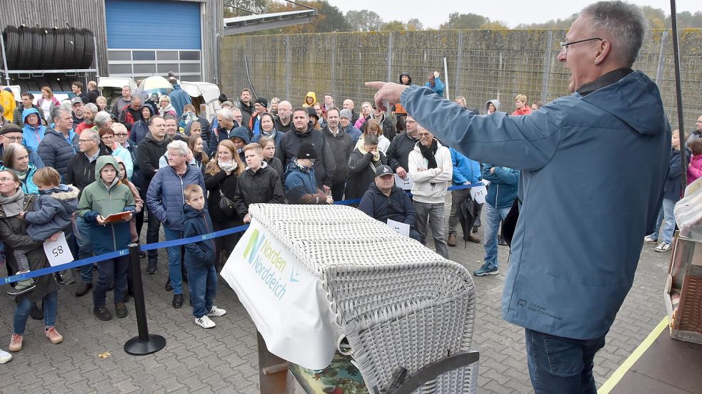 Von einer mobilen Bühne aus rief Auktionator Vollmar Constapel die Gebote für die Strandkörbe auf. Foto: Thomas Dirks
