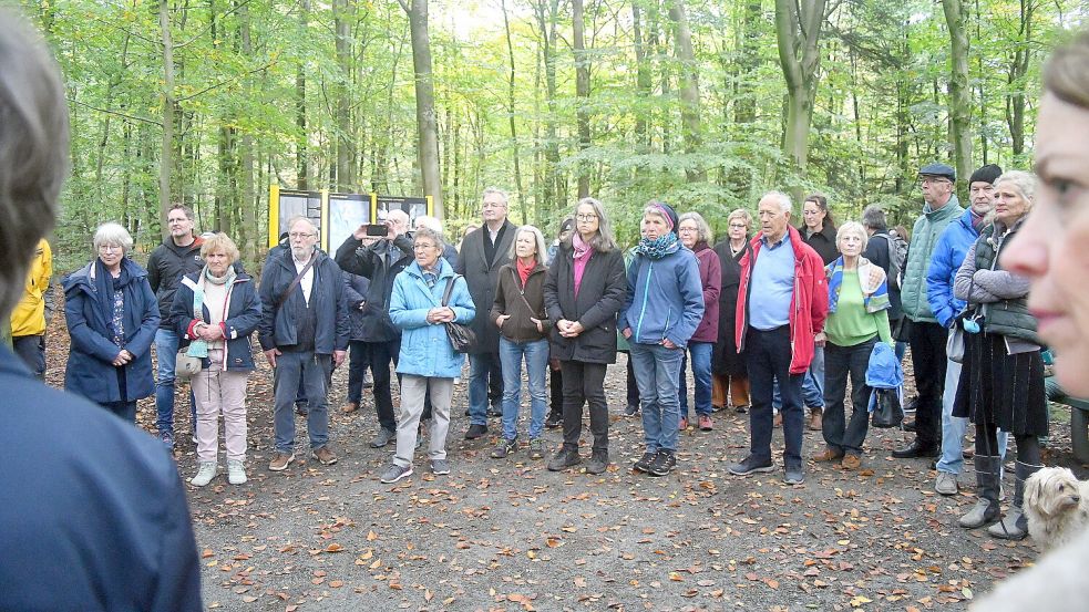 Zahlreiche Menschen fanden sich am Sonntag am Mahnmal im Sandhorster Wald ein. Foto: Gerd-Arnold Ubben