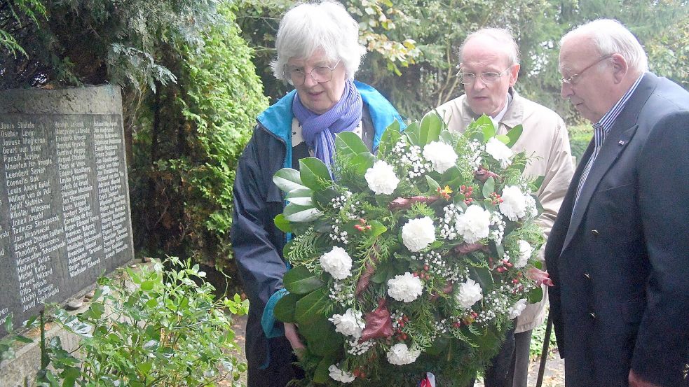 Jann van den Hoorn vom niederländischen Gedenkverein „Stichting Oktober 44“ und seine Frau Evelyn legten einen Kranz nieder. Foto: Gerd-Arnold Ubben