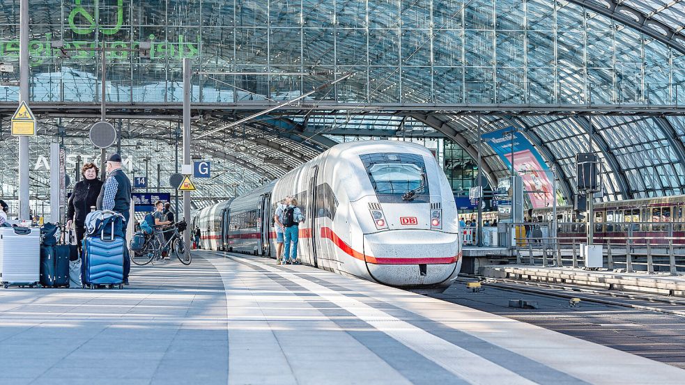 „Mit 12 Prozent Rabatt 12 Monate im Voraus buchen“: Die Sparpreisaktion der Deutschen Bahn findet vom 21. bis 28. Oktober statt. Foto: IMAGO/Kirchner-Media/Kara Bahho