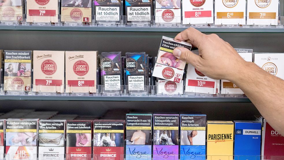 Blick auf ein Regel mit Zigaretten. Das Foto stammt aus dem Jahr 2018. In Aurich soll eine Diebesbande ein Regal an einer Supermarktkasse innerhalb von vier Minuten leergeräumt haben. Foto: DPA