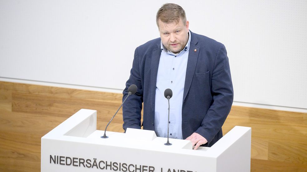 Marcel Queckemeyer (AfD) spricht im Dezember 2023 im Landtag Niedersachsen. Foto: Dulian/dpa
