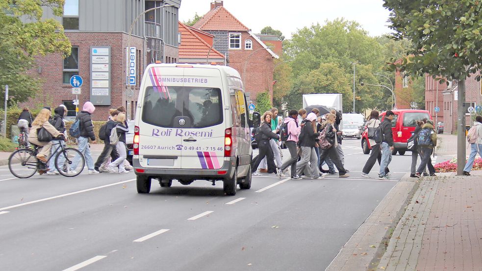 Regelmäßig springt nach Schulschluss die Ampel in Höhe Friedhofstraße auf Rot und bremst die Autos. Foto: Heino Hermanns