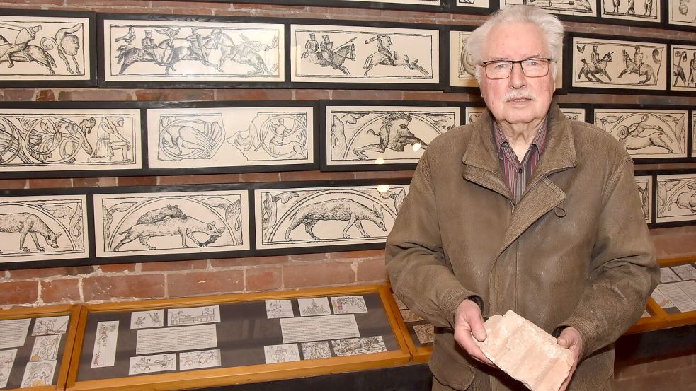 Im Museum der Marienhafer Kirche zeigt Peter Seidel einen Stein, wie er bei deren Bau verwendet wurde. Foto: Thomas Dirks