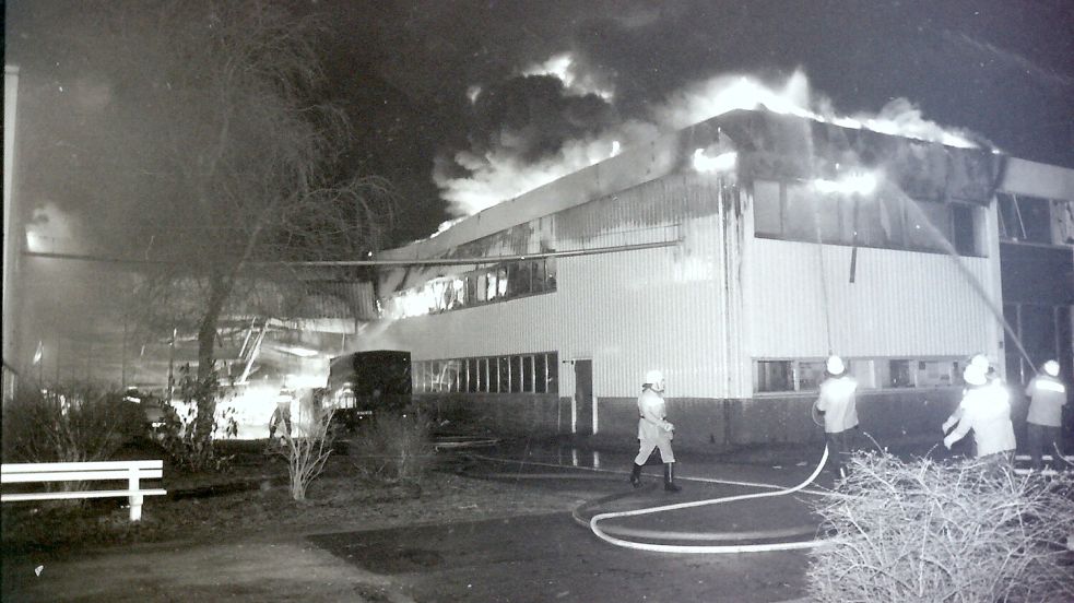 In der Nacht zum 15. März 1991 brannte eine Halle bei Opti lichterloh. Zahlreiche Feuerwehrkräfte waren im Einsatz. Fotos: Archiv
