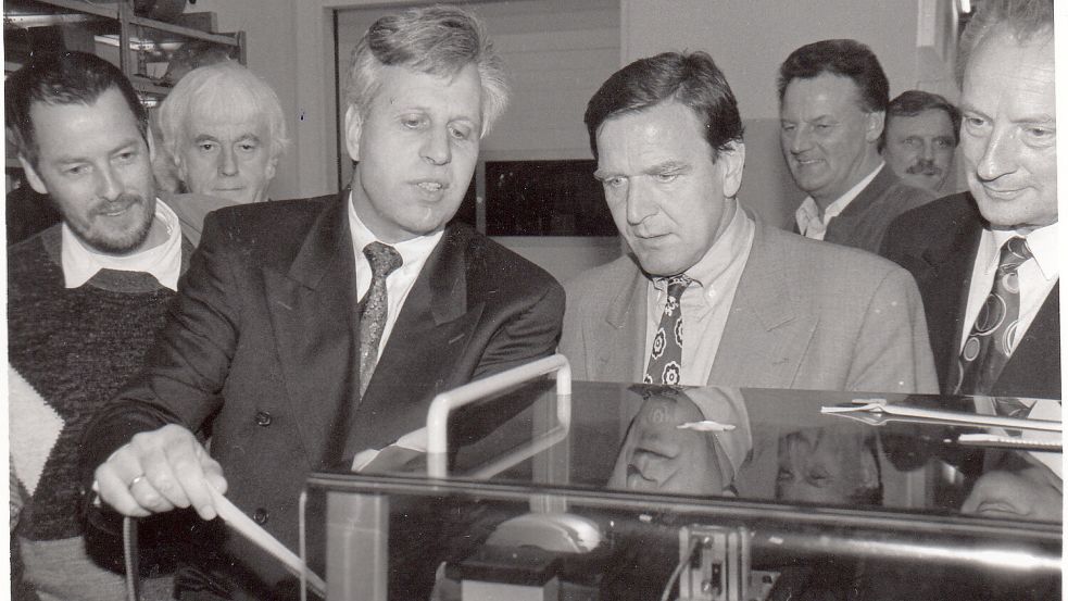 Der damalige niedersächsische Ministerpräsident Gerhard Schröder besichtigte 1993 das Werk.