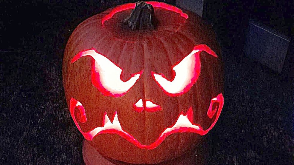 Ein grimmig schauender Halloween-Schnitzkürbis. Foto: Sarah Dirks