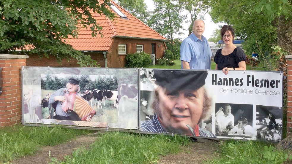 Die Leezdorfer Ratsmitglieder Heinrich Ubben und Heidi Schmidt (hier vor dem ehemaligen Wohnhaus von Hannes Flesner in Leezdorf) wollen den Dorfplatz nach Flesner benennen. Foto: privat