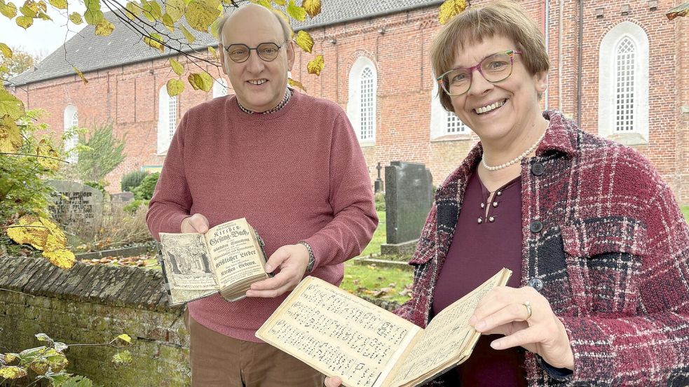 Andrea Düring-Hoogstraat und Jürgen Hoogstraat kennen sich gut aus im Gesangbuch und seinen Vorgängern. Foto: Karin Böhmer
