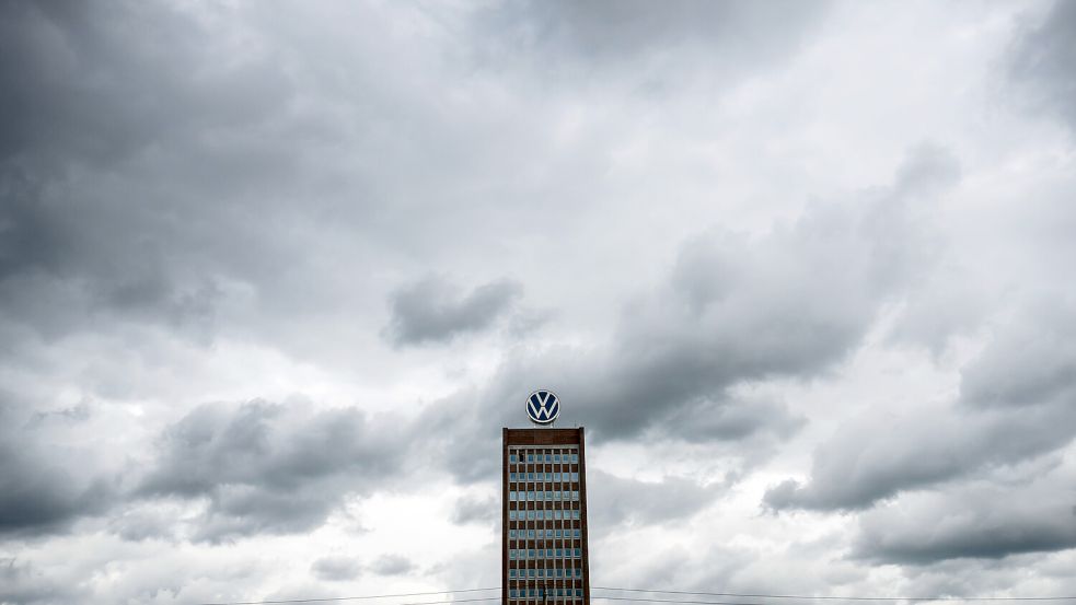 Düstere Zeiten bei Volkswagen: Der Wolfsburger Autokonzern verzeichnet im dritten Quartal einen dramatischen Gewinneinbruch. Foto: dpa/Julian Stratenschulte