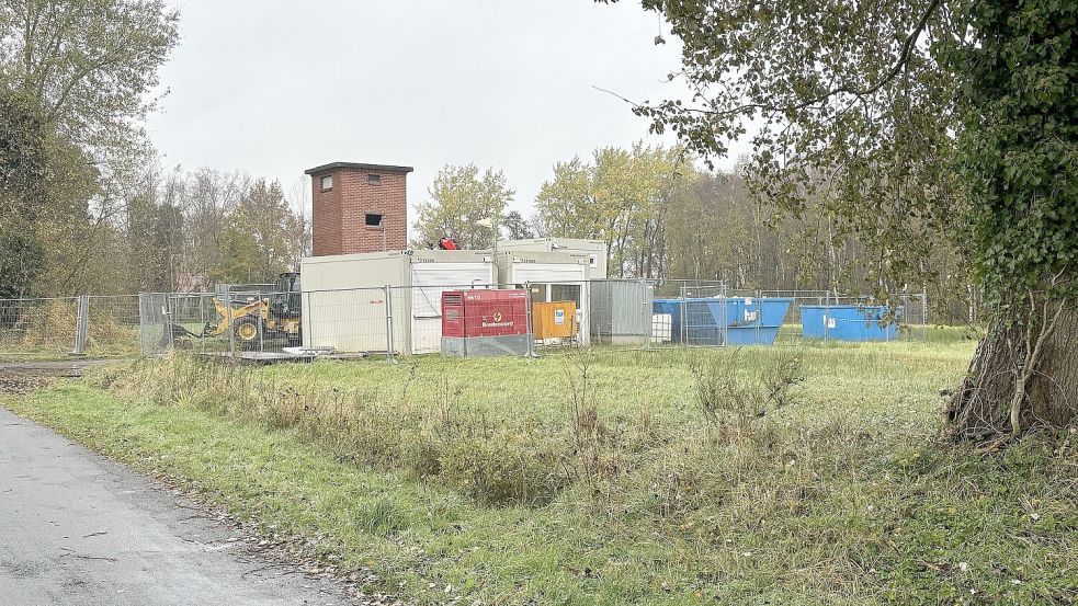 Neben den Bürocontainern stehen am Königskeil auch Abfallcontainer. Dort werden Spülwasser und Bohrgut aufgefangen. Foto: Karin Böhmer