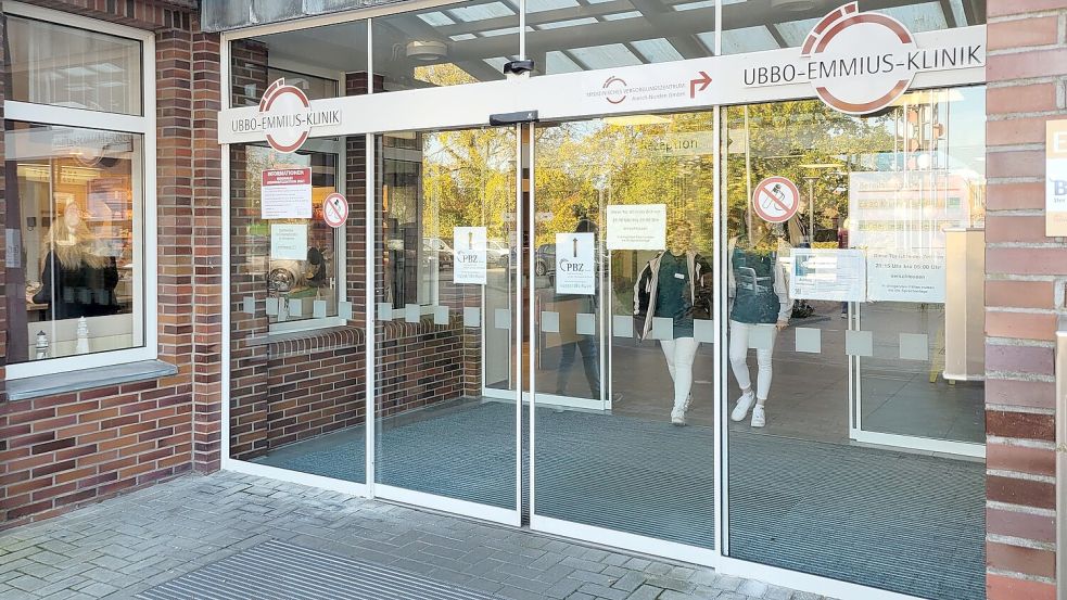 Schilder am Eingang zur Ubbo-Emmius-Klinik weisen den Weg zum neuen Helenenstift. Foto: Rebecca Kresse