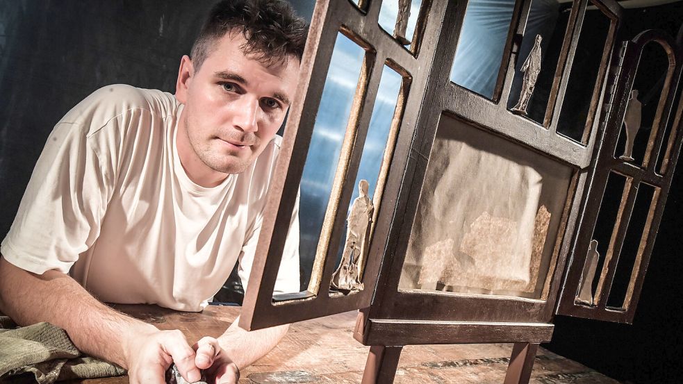 Improvisieren ist alles. Eike Schmidt nutzt einen fensterähnlichen Rahmen für eine Massenszene.