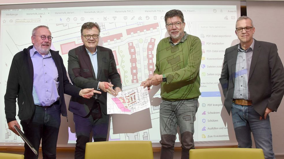 Im November 2022 stellten Marienhafes Bürgermeister Johann Tjaden (von links), Inovavita-Geschäftsführer Dirk Hillesheim und die Brookmerlander Verwaltungschefs Gerhard Ihmels und Jochen Behrends den Plan für das Seniorendorf in Marienhafe vor. Foto: Thomas Dirks