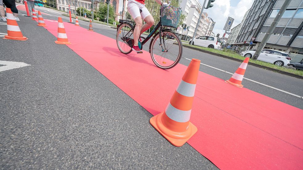 Die Frage, wessen Leben mehr bedroht ist, dominiert seit Jahren jede Diskussion in der Verkehrspolitik. Foto: picture alliance/dpa | Frank Rumpenhorst