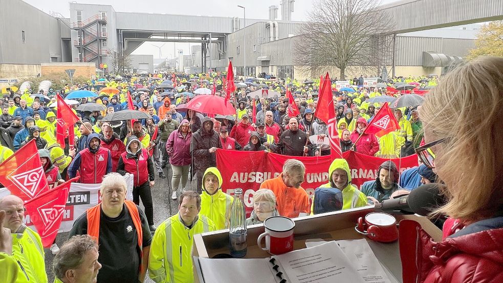 Tausende Mitarbeiter des VW-Werks in Emden kamen zur Infoveranstaltung des Betriebsrats. Die Verunsicherung und die Angst sind riesengroß. Foto: VW-Betriebsrat